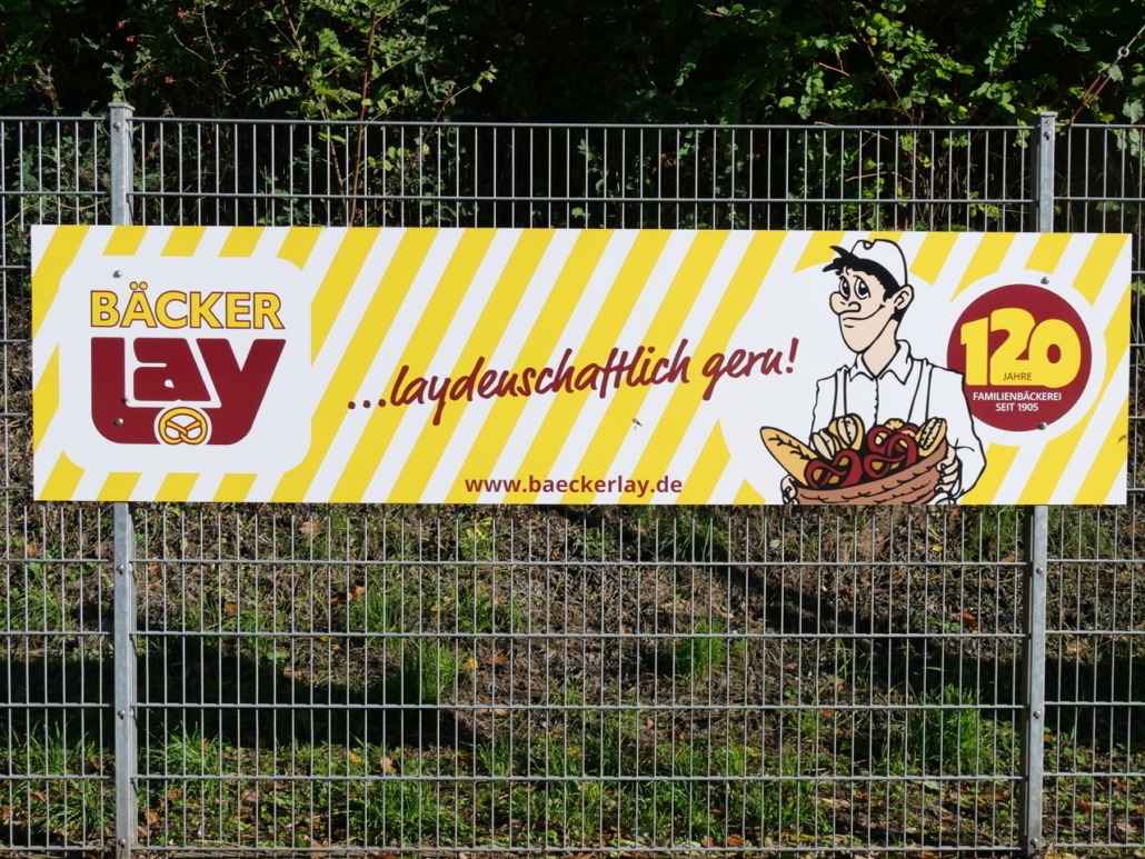 Bande von Bäcker Lay am Hockeyplatz