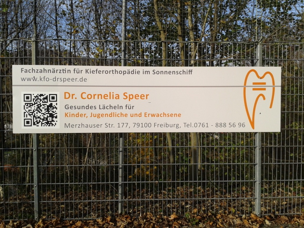 Bande von Dr. Cornelia Speer, Fachzahnärztin für Kieferorthopädie, am Hockeyplatz
