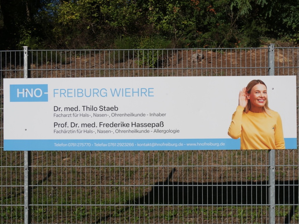 Bande von HNO Freiburg Wiehre (Dr. Thilo Staeb, Prof. Dr. Frederike Hassepaß) am Hockeyplatz